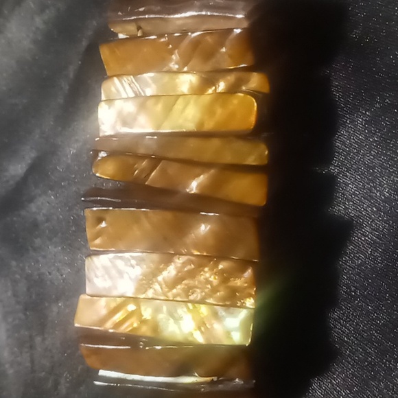 Brassy gold Multi faceted color died abalone shell expanded bracelet - Picture 5 of 7